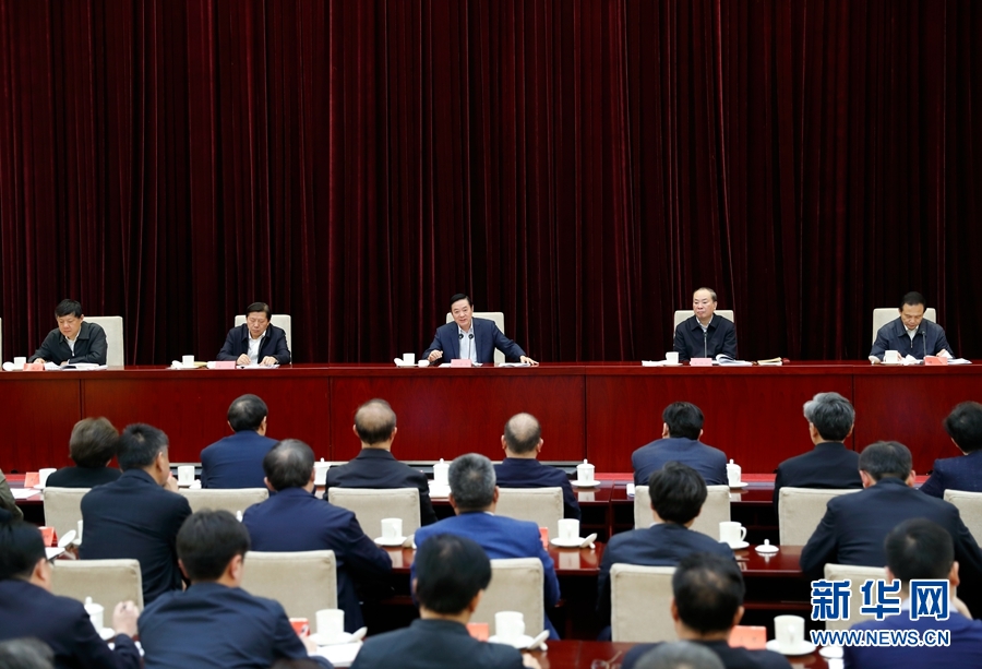 4月13日，中央宣傳部、中央政法委在北京召開貫徹落實《關(guān)于進一步把社會主義核心價值觀融入法治建設(shè)的指導(dǎo)意見》電視電話會議。中共中央政治局委員、中央書記處書記、中宣部部長劉奇葆出席會議并講話。新華社記者丁海濤攝