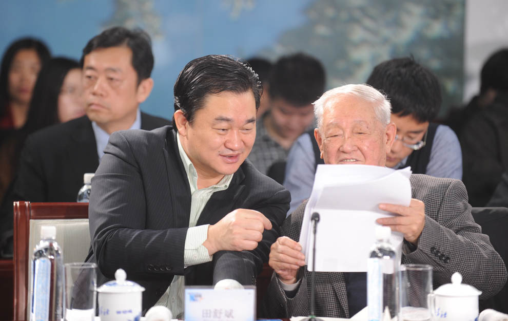 新華網董事長、總裁田舒斌與軍事科學院原副院長糜振玉在現場交流